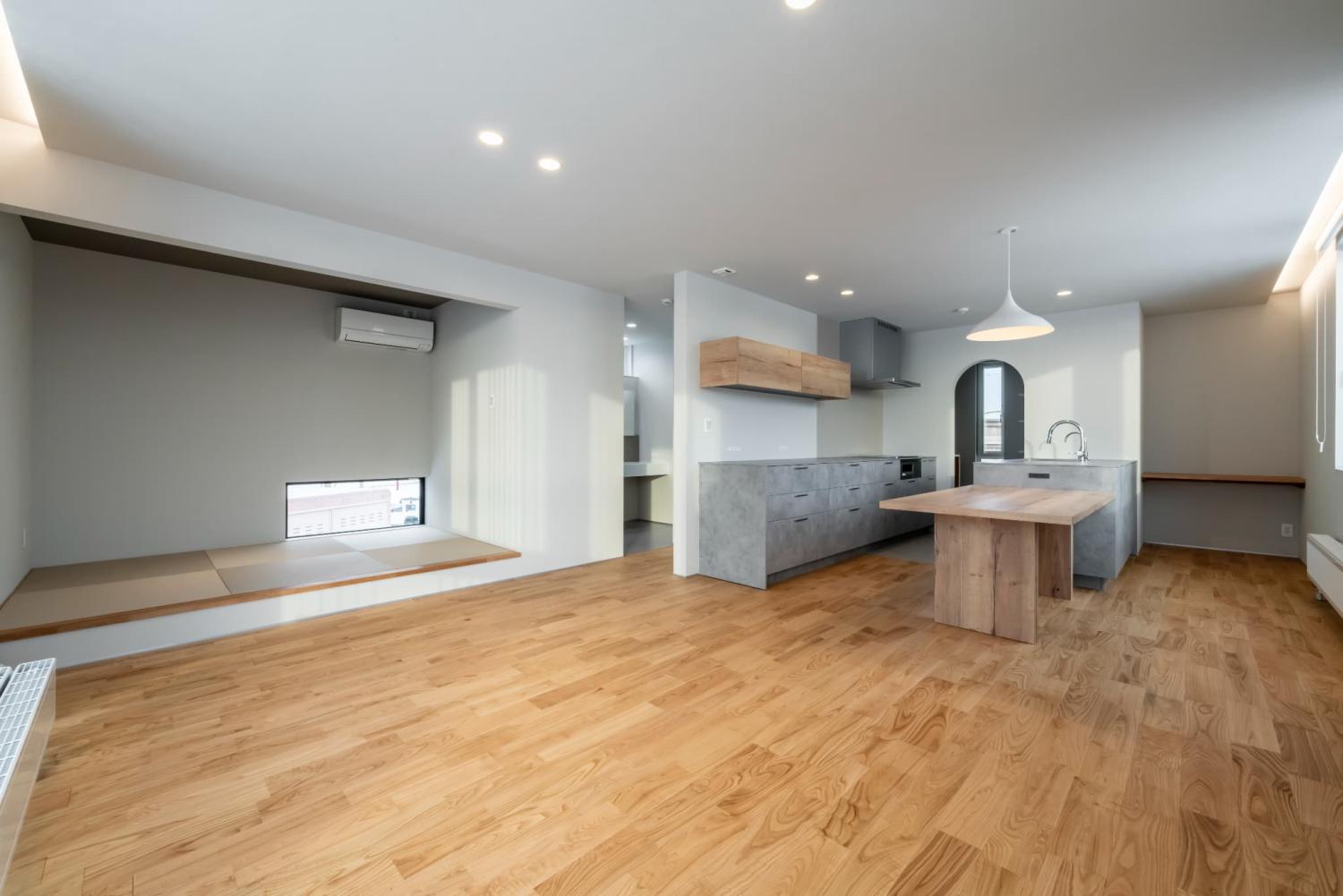 アカシア材の無垢フローリングを採用したLDK