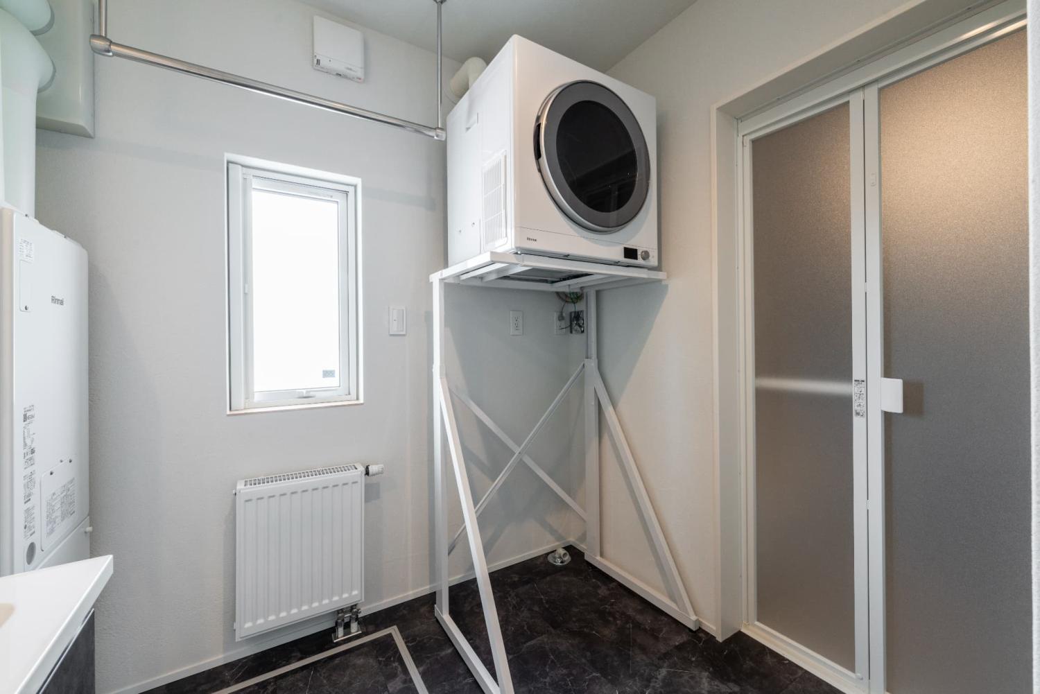 合板フローリングを採用した洗面・脱衣所