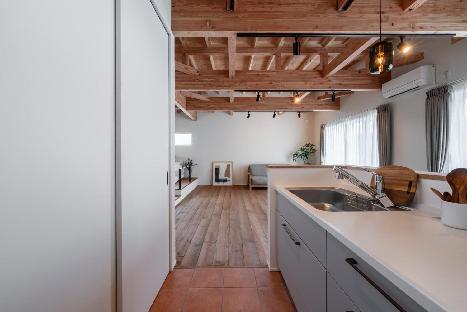 掃除がしやすい合板フローリングでリビングと使い分けているキッチンの床