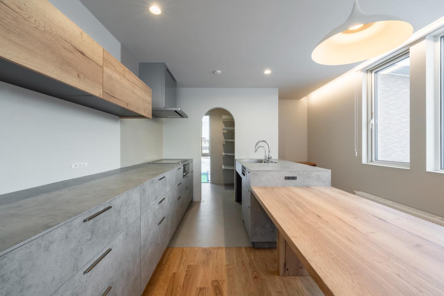 汚れが落ちやすい合板フローリングを採用したキッチンまわり