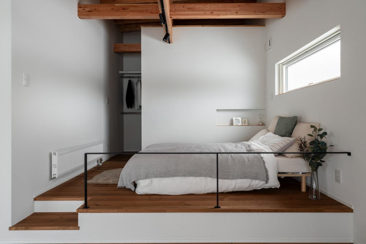 パイン材の無垢フローリングを採用した寝室