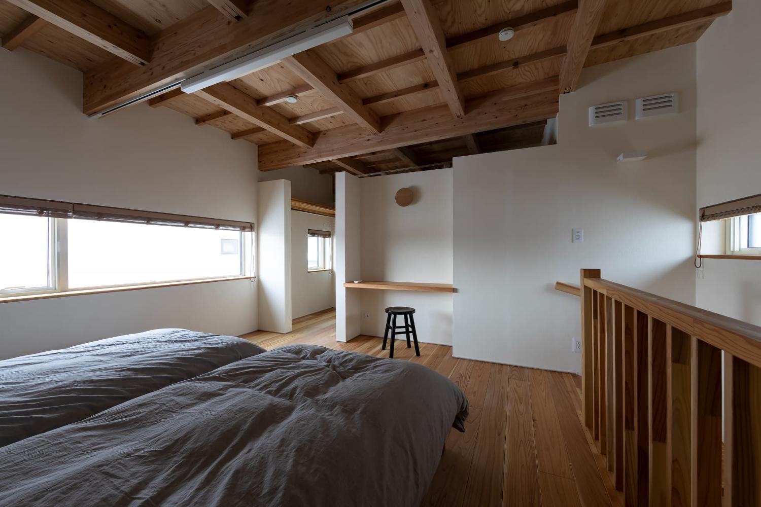 梁と無垢フローリングでおしゃれな寝室