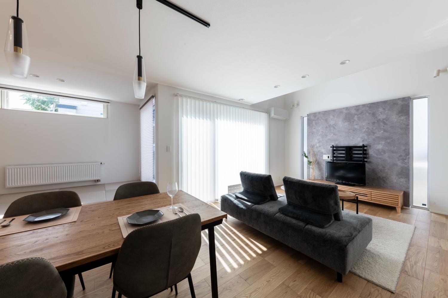 無垢材の床とグレーを基調とした落ち着いた内装の長期優良住宅