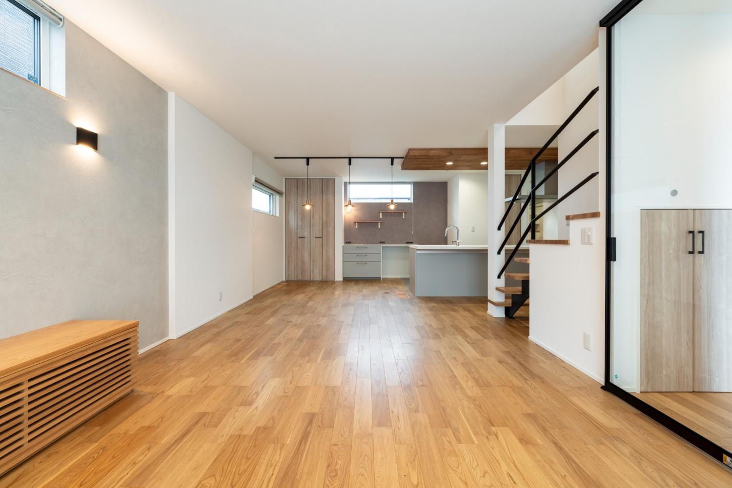 明るい無垢材の床が広がる開放的なリビングが特徴の長期優良住宅