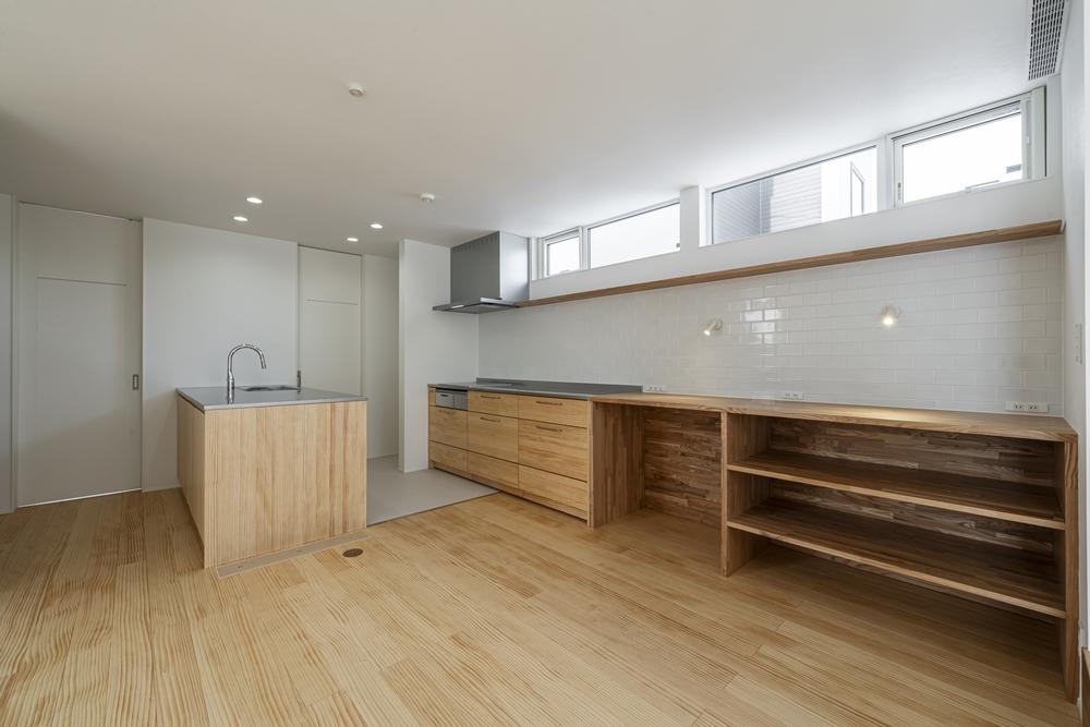 キッチンと横並びにダイニングテーブルを設置した「一体型ダイニングキッチン」