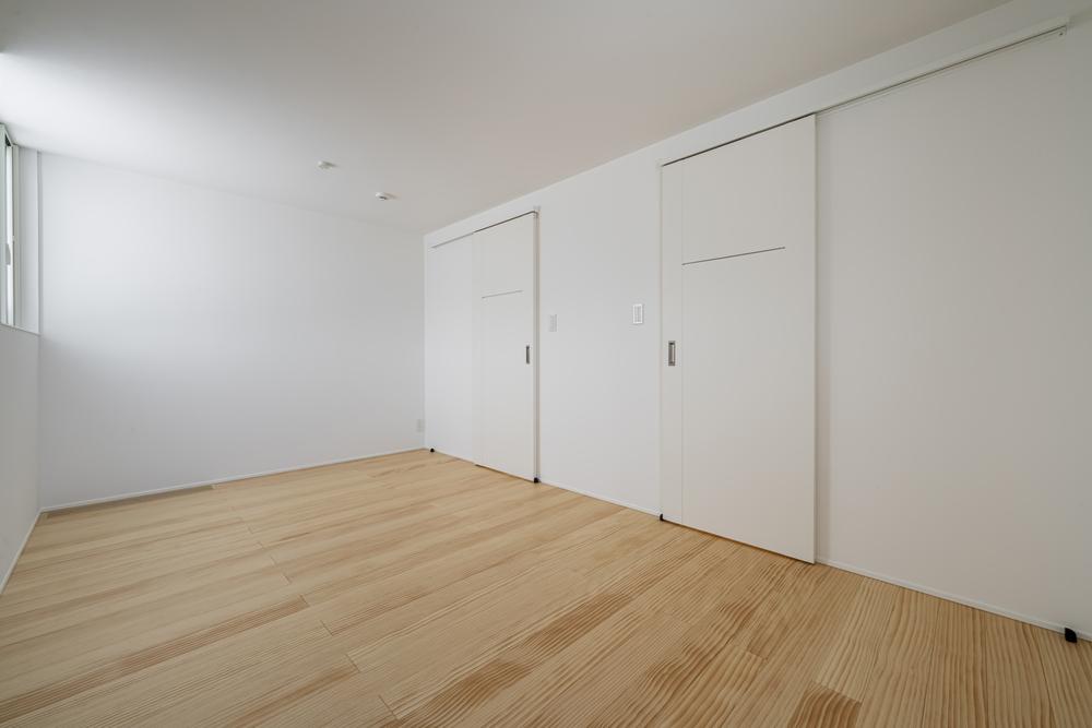 部屋を壁で仕切れるようにドアを2つ取り付けた洋室