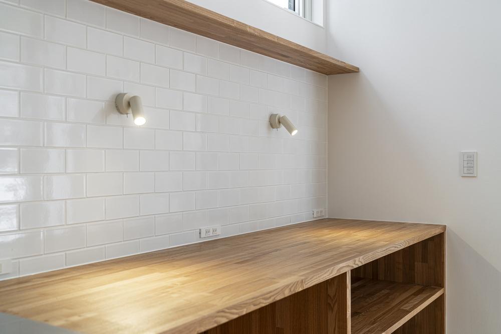 カフェ風キッチンと温もり感じる「小上がり」のあるお家