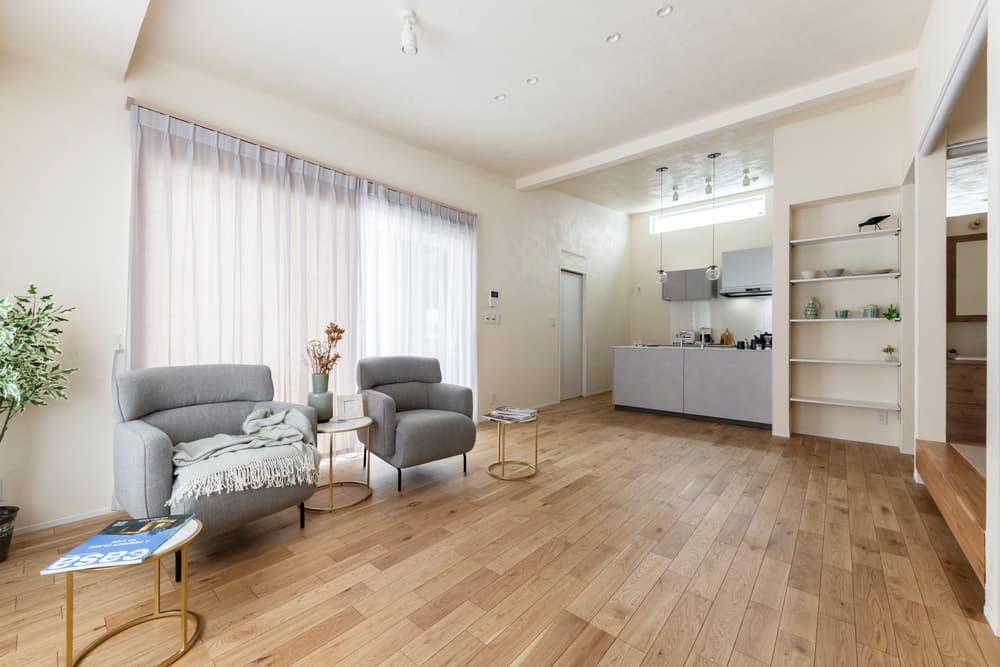 明るく開放的なZEH住宅のリビング内観