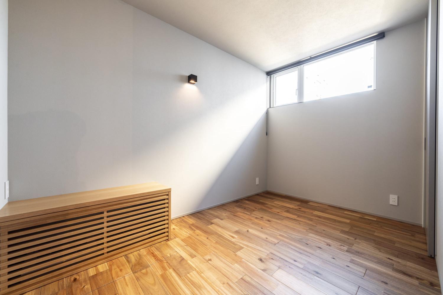 高窓で日当たりだけではなくプライバシーにも配慮した落ち着きのある個室空間