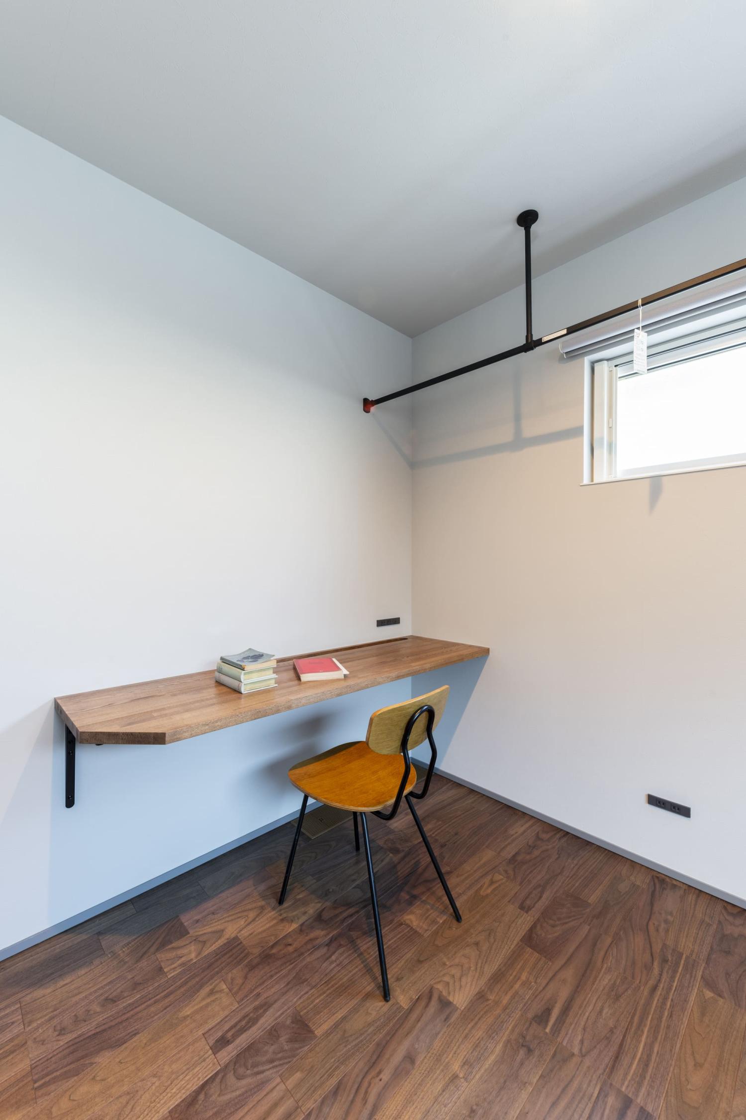 集中して作業しやすいよう高窓を採用した書斎スペース
