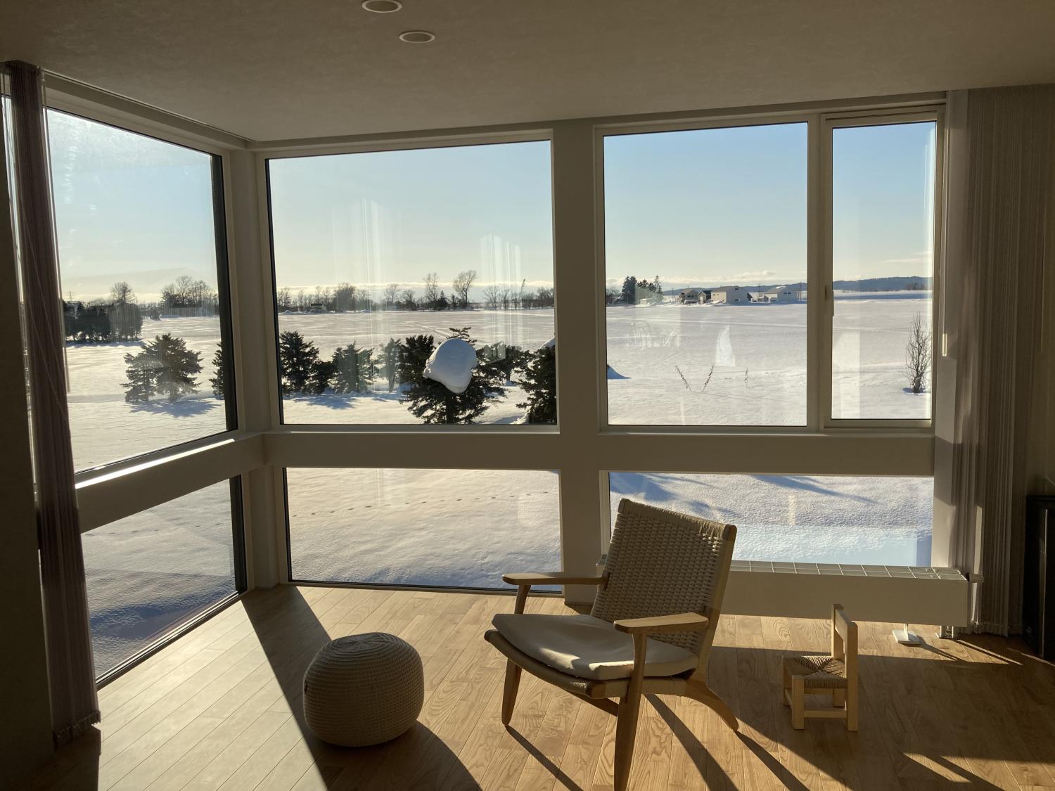 大きな窓で日当たりの良い2階リビングの家