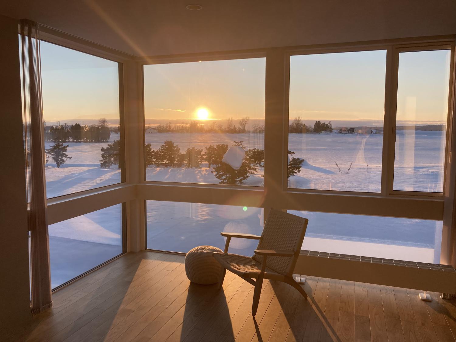 夕日の光が差し込み、日当たりの良さを実感できる開放的な居住空間