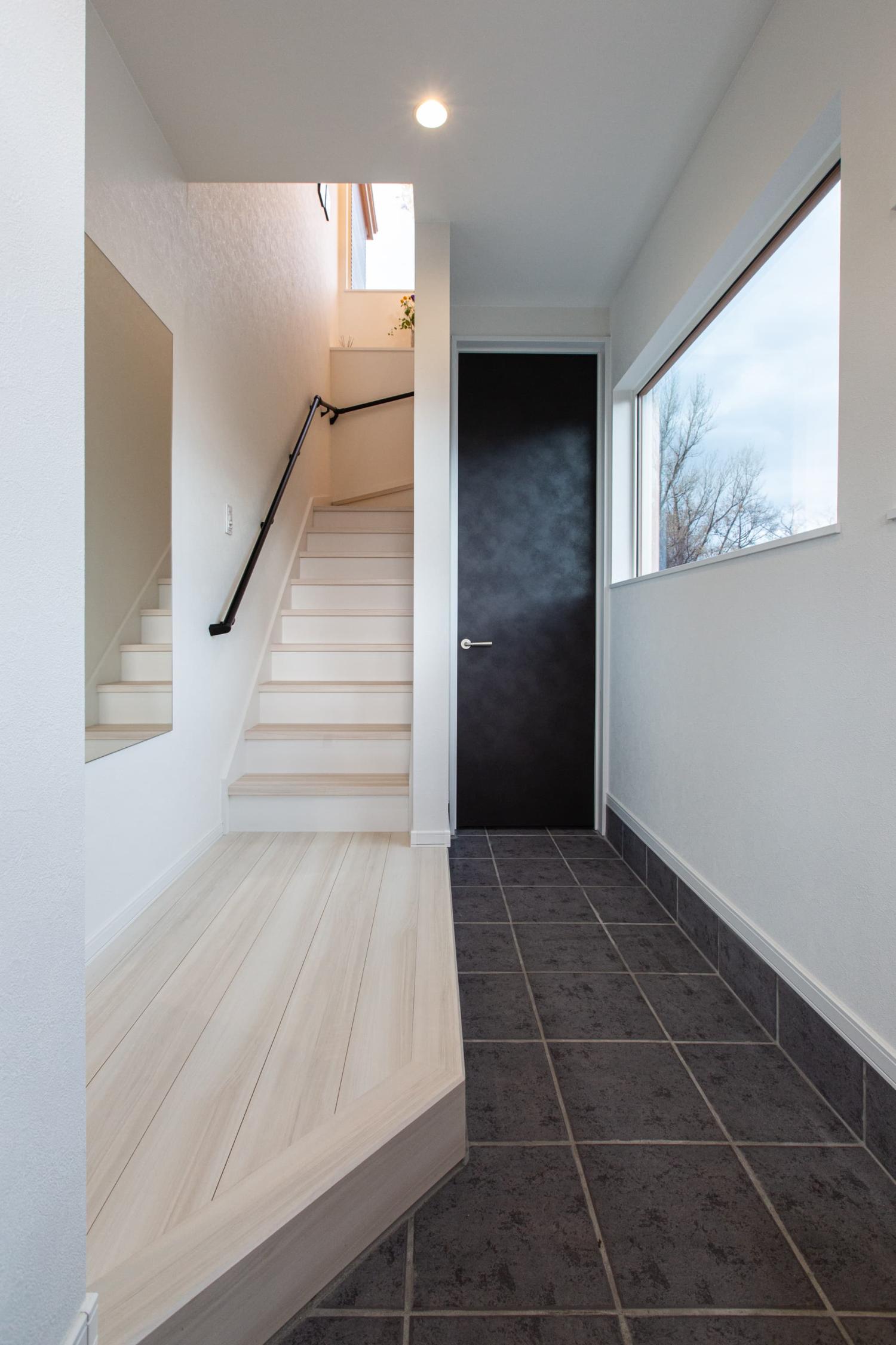 窓から自然光が入り、明るくおしゃれな玄関ホール