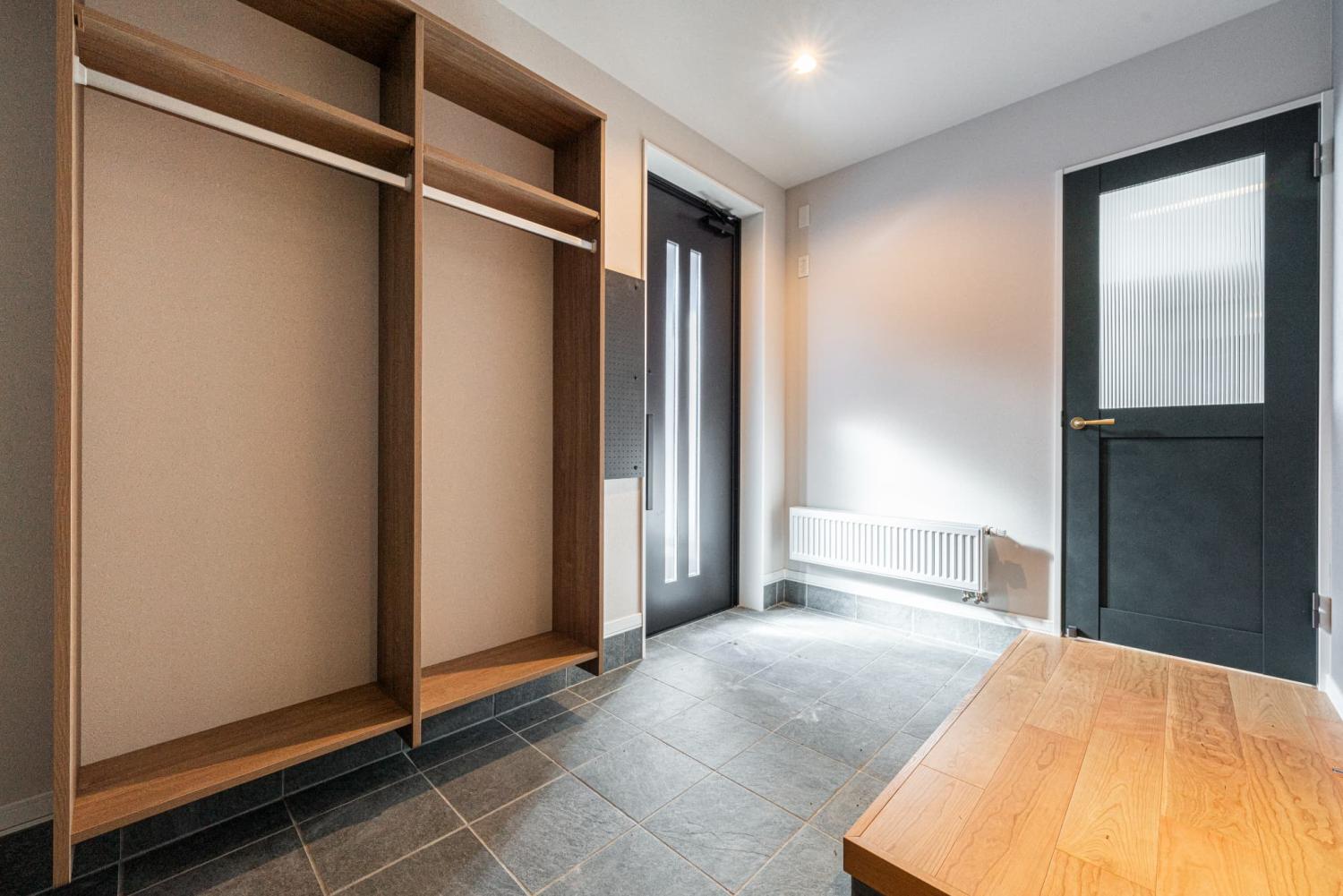 ディスプレイ感覚で収納できるオープンタイプの棚を造作したおしゃれな玄関ホール