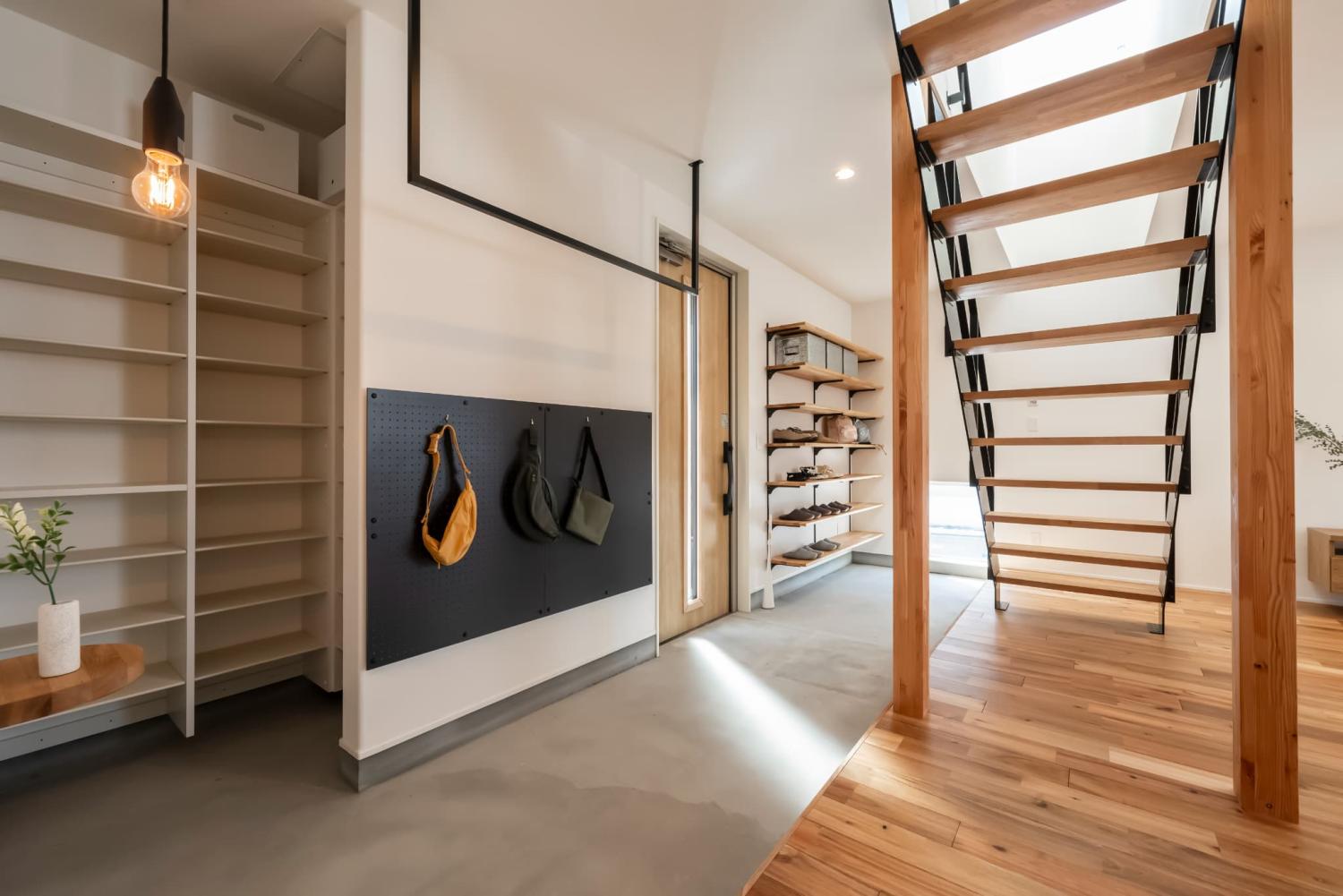 土間スペースを取り入れ、暮らしやすさとおしゃれさを両立した玄関ホール