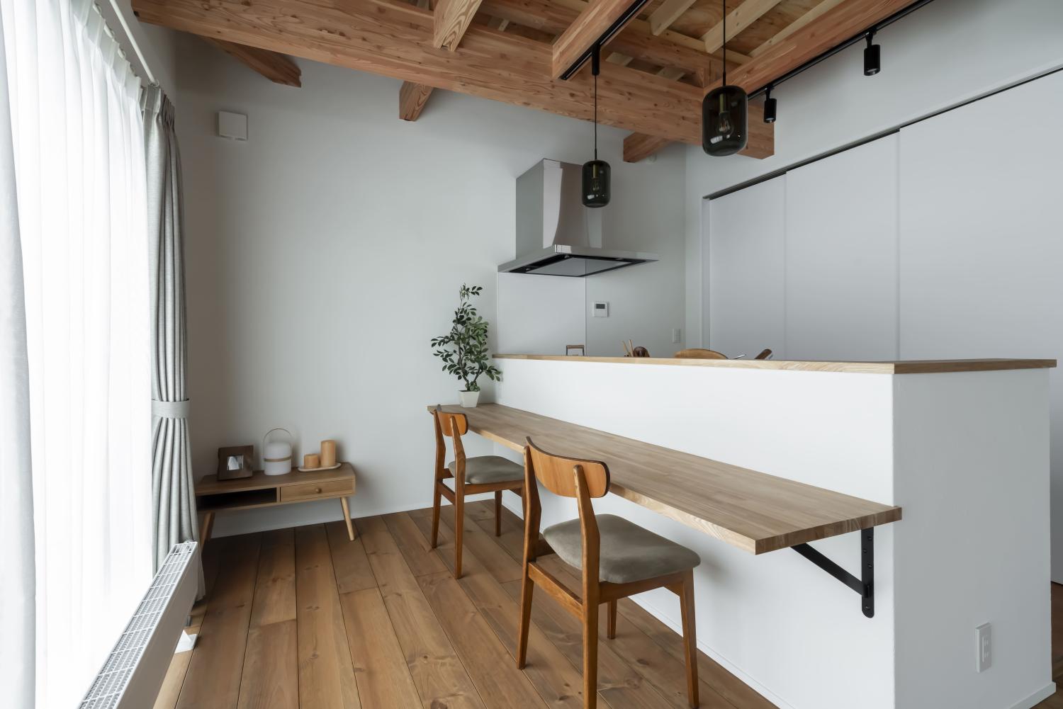 梁見せ天井で開放感のあるおしゃれなキッチン