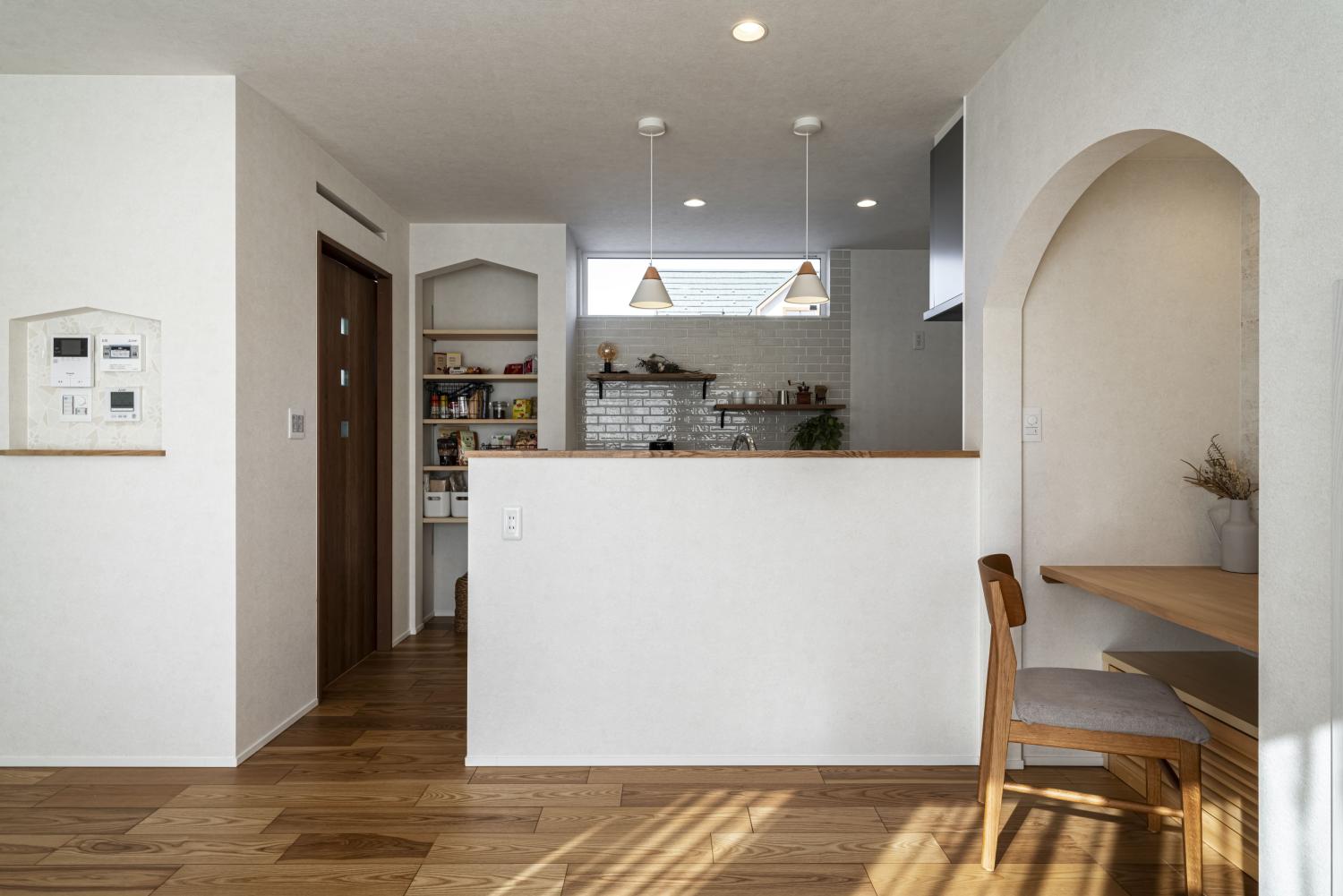 R垂れ壁が目を引くひとり時間も楽しめるおしゃれなキッチン