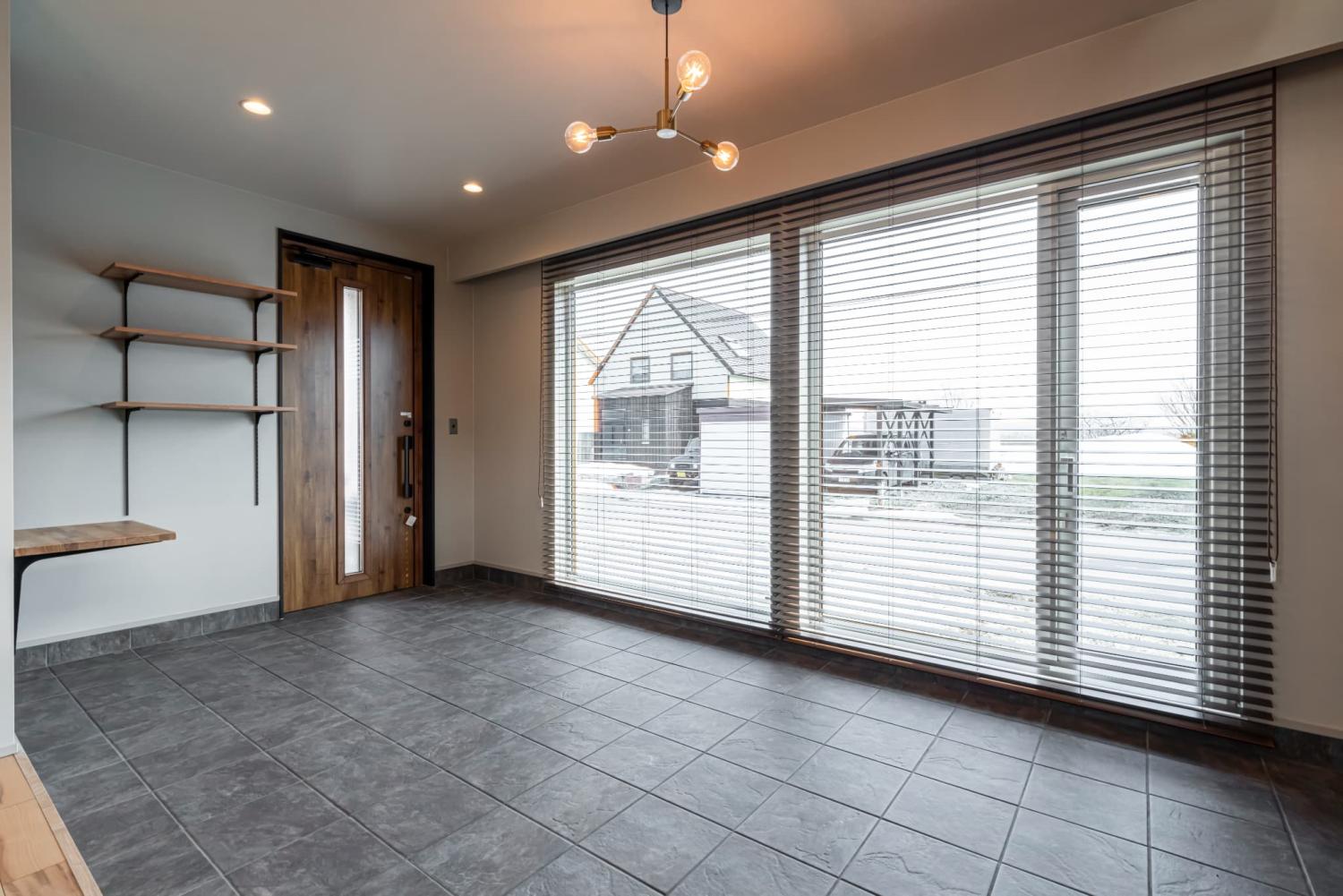 土間収納を設け、趣味用品もすっきり収まるおしゃれな玄関ホール