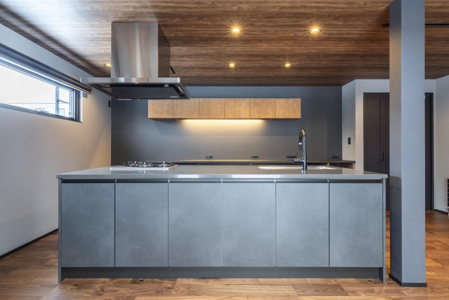 洗練されたモダンテイストのおしゃれなキッチン