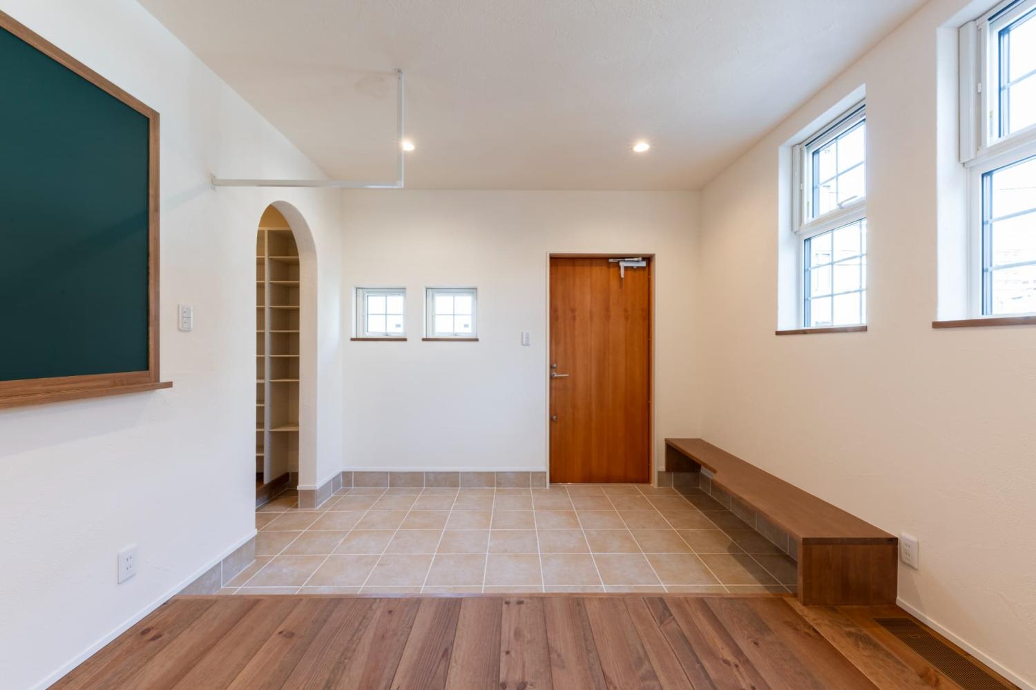 ベンチを設け、ゆとりのある動線が心地よいおしゃれな玄関ホール