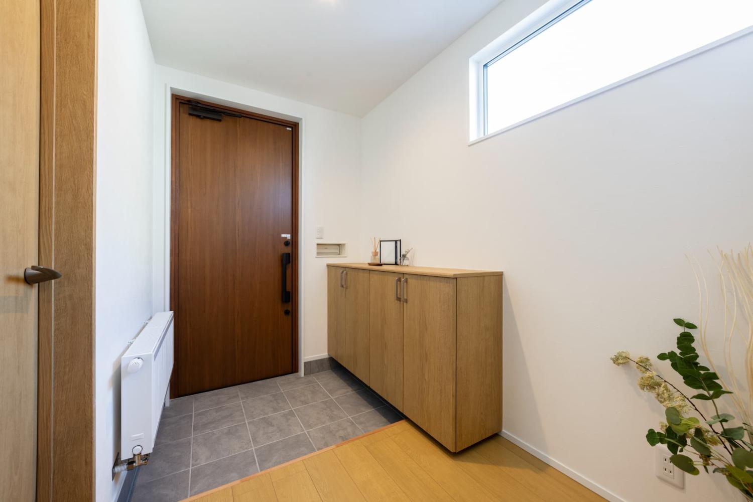 収納と動線に配慮し、すっきりとした印象に仕上げたおしゃれな玄関ホール