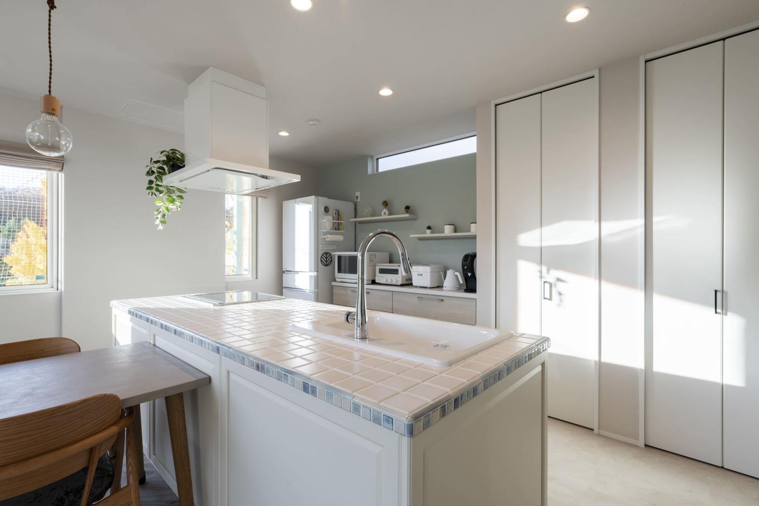 青のモザイクタイルを取り入れたおしゃれなキッチン