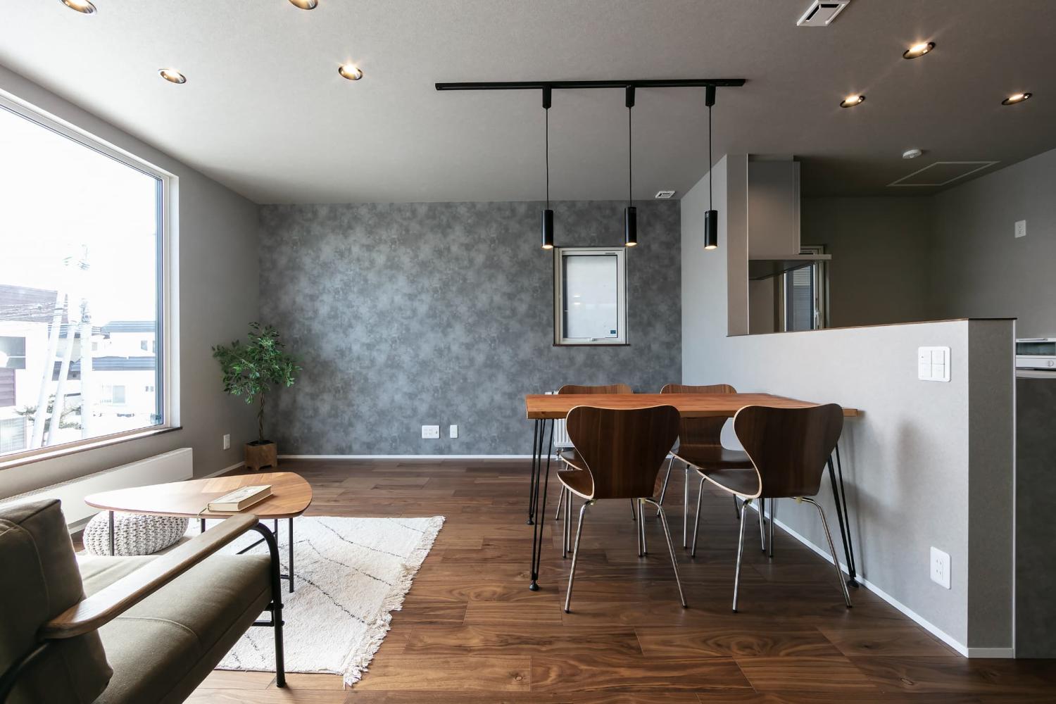 大柄のアクセントクロスを使ったリビング