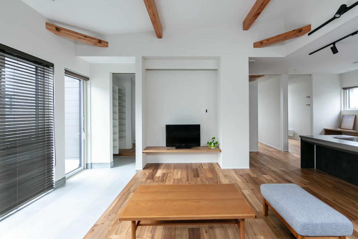 左側の玄関土間とつながり、内と外がゆるやかにつながる開放的なリビング空間