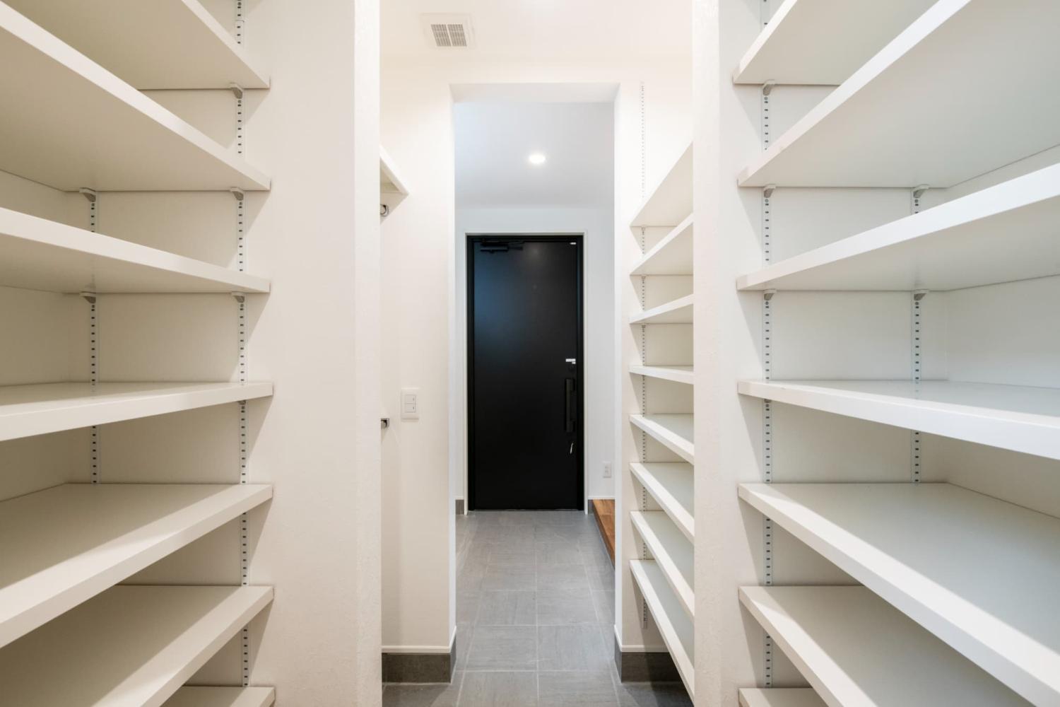 大容量のシューズクロークがある玄関