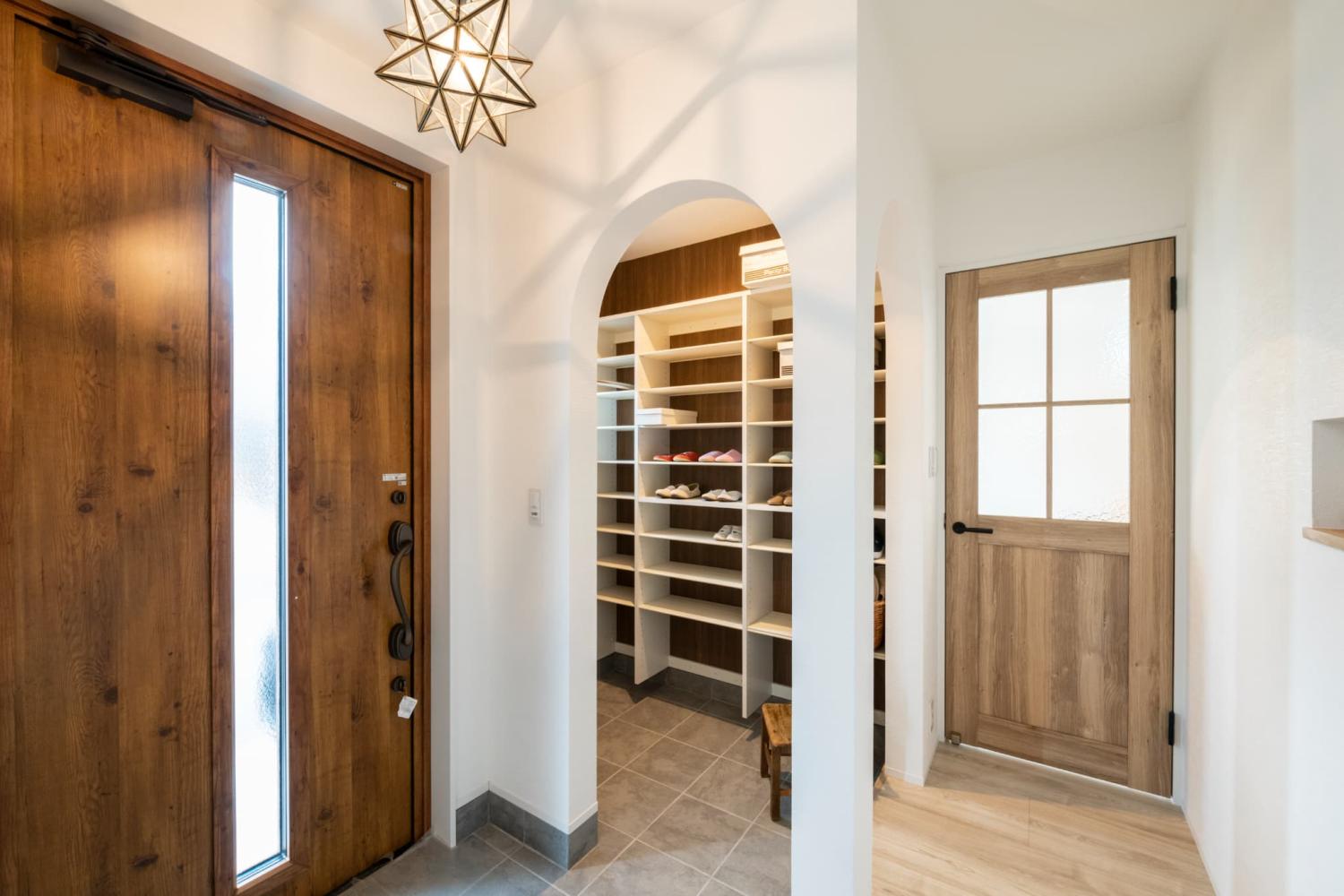 木目と白を基調にした、おしゃれで開放感のある玄関ホール