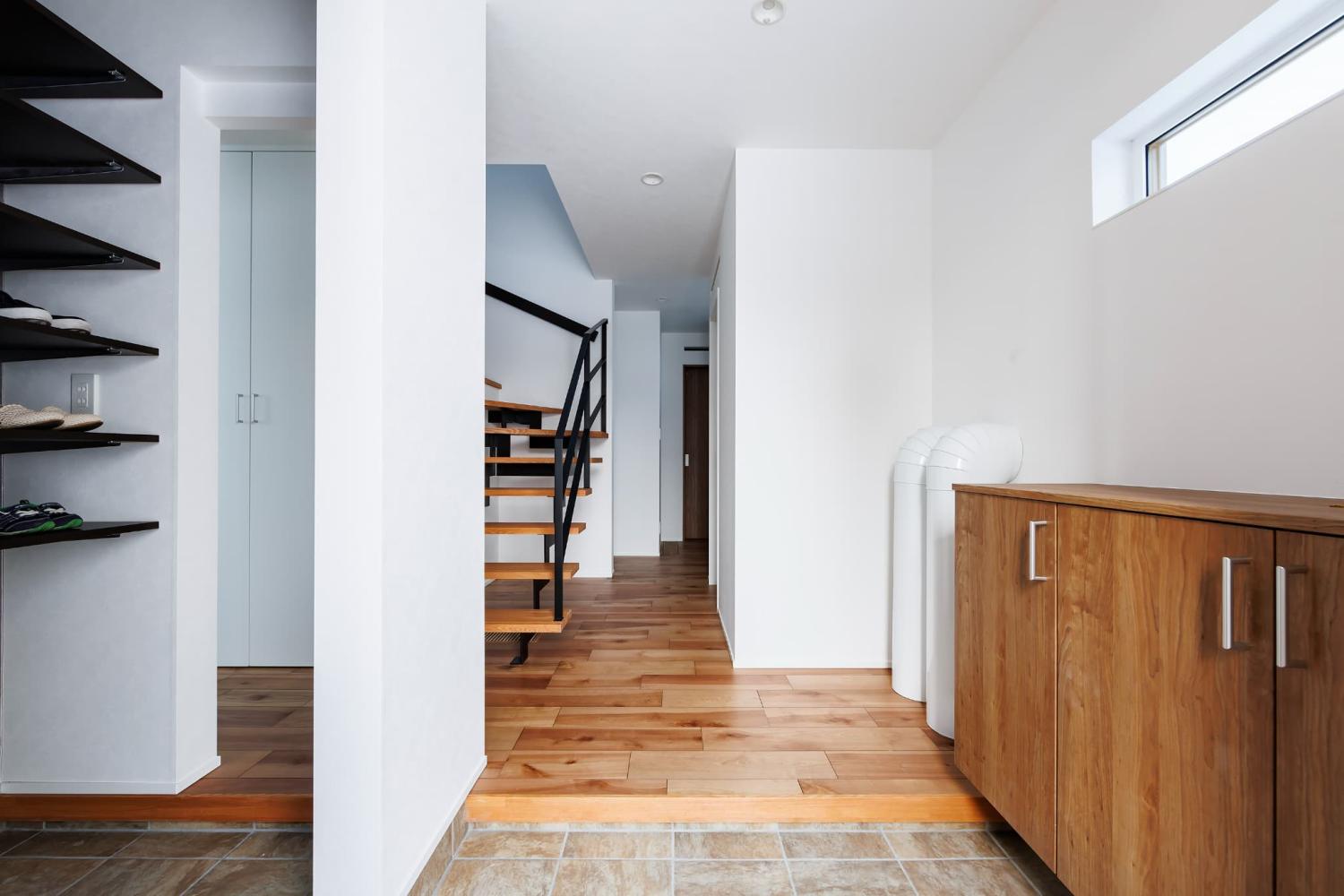 奥行きのある動線と収納で整えたおしゃれな玄関ホール