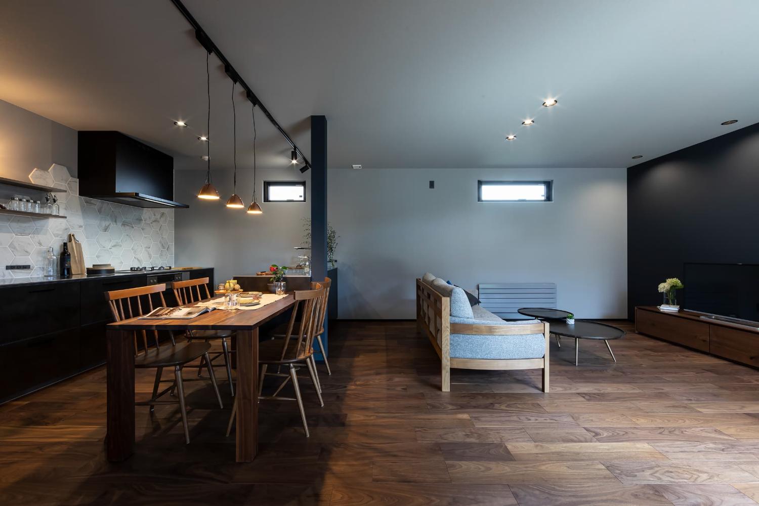 ベースクロスにライトグレー、アクセントクロスにダークグレーを採用したLDK