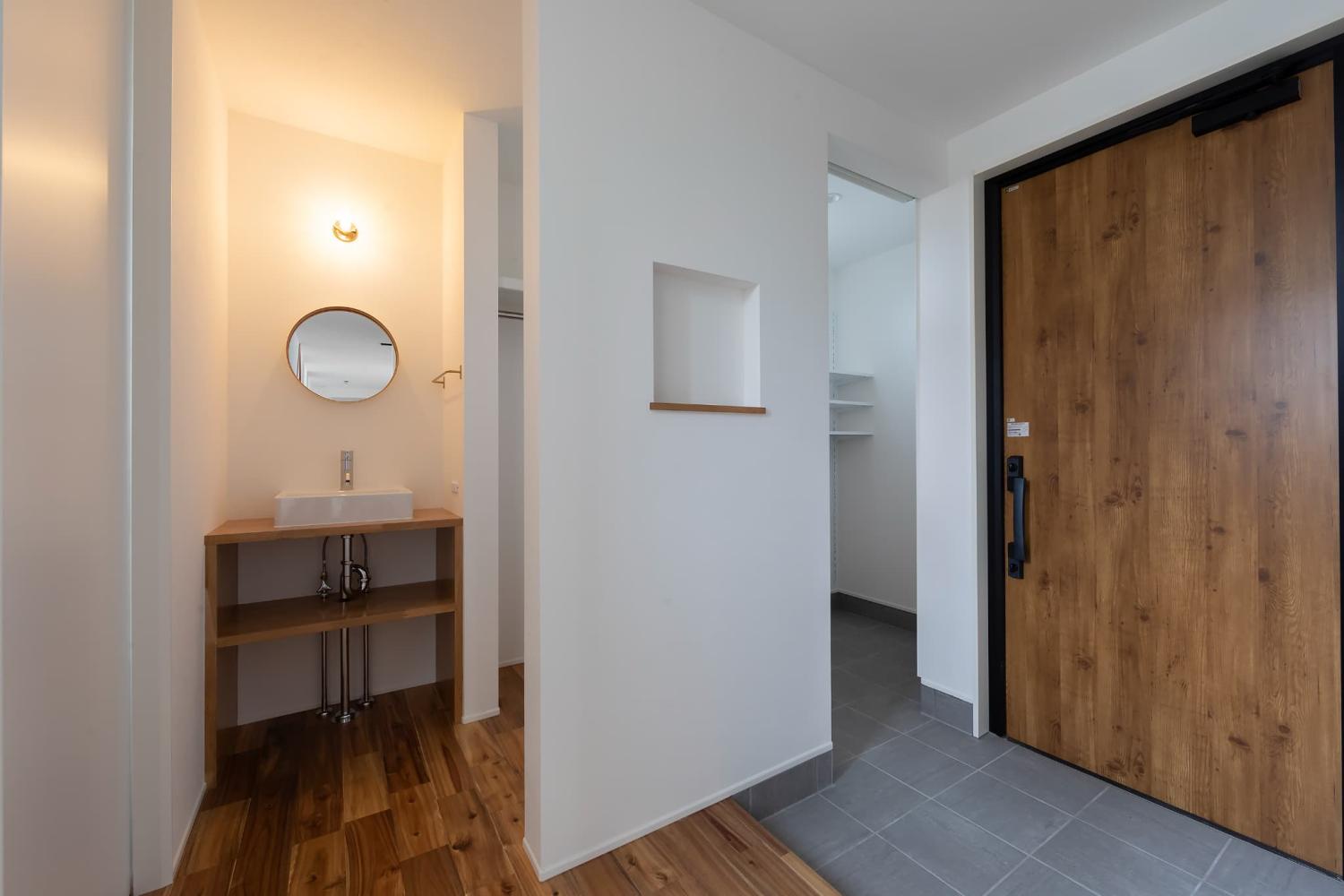 限られた広さにニッチで空間にアクセントを加えたおしゃれな玄関ホール