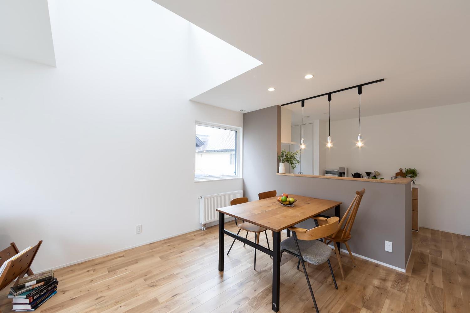 無地のアクセントクロスを使ったダイニング