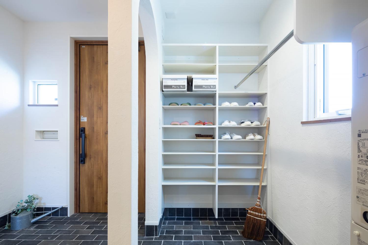 白い壁に自然光が広がる明るい玄関ホール