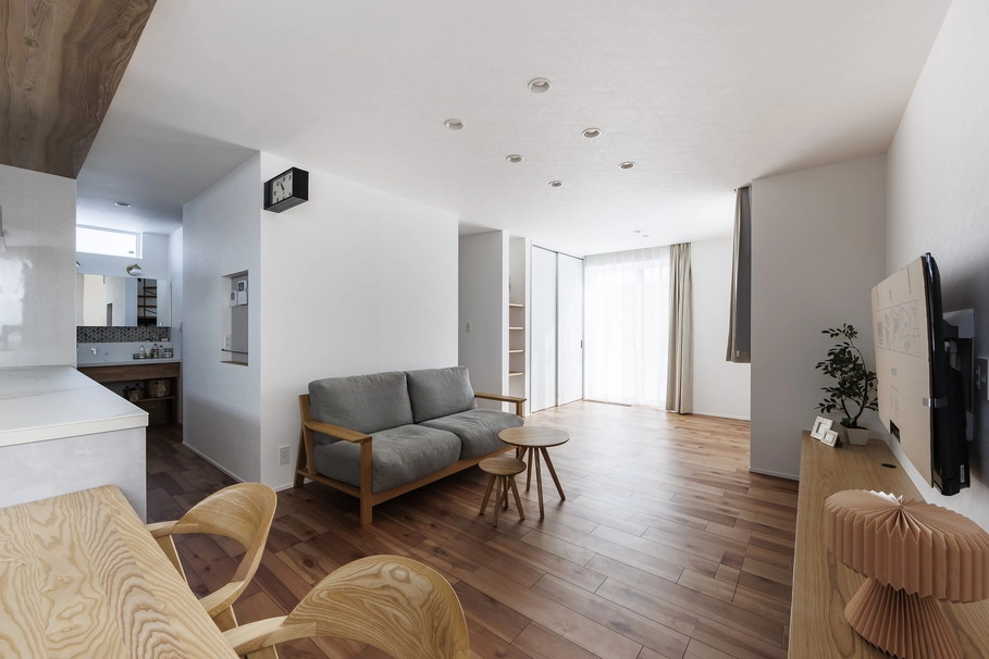 天井や壁に防音対策を施し、落ち着いて過ごせるリビング空間