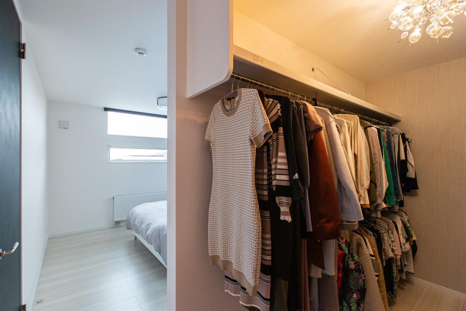 寝室とつながる、身支度がしやすいウォークインクローゼット