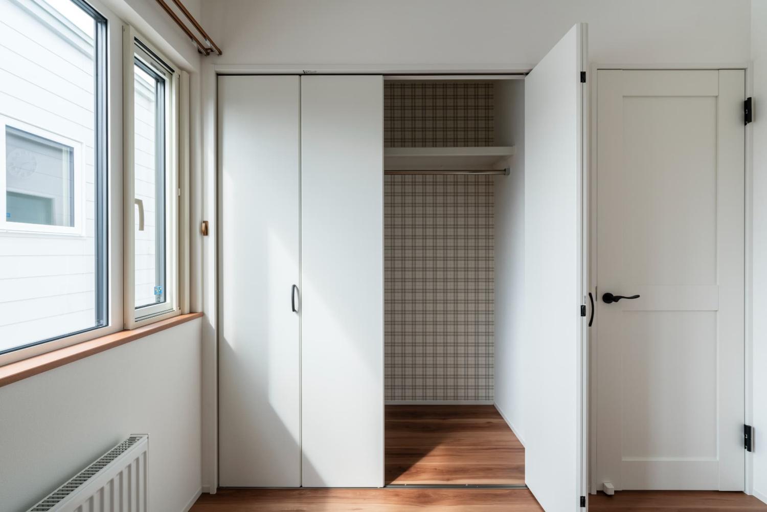 扉付きのウォークインクローゼット