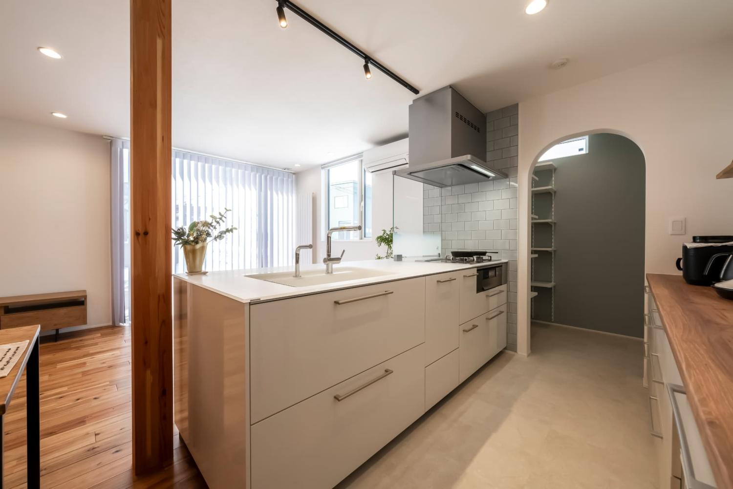 正面はオープンになっているペニンシュラ型のキッチンレイアウト