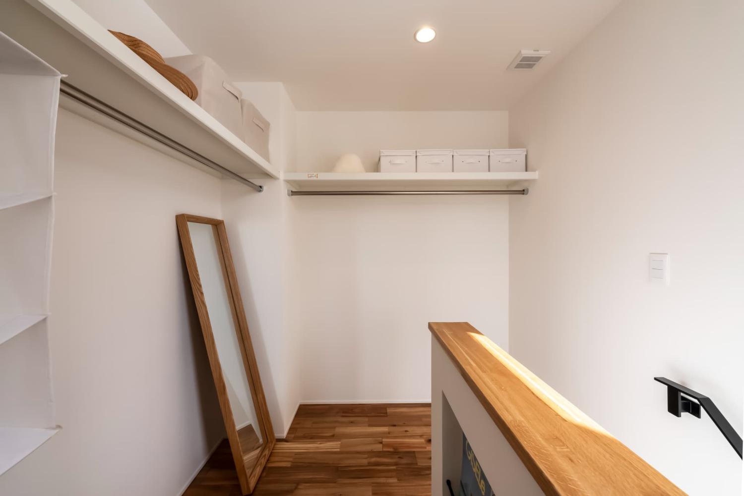 L字型レイアウトのウォークインクローゼット