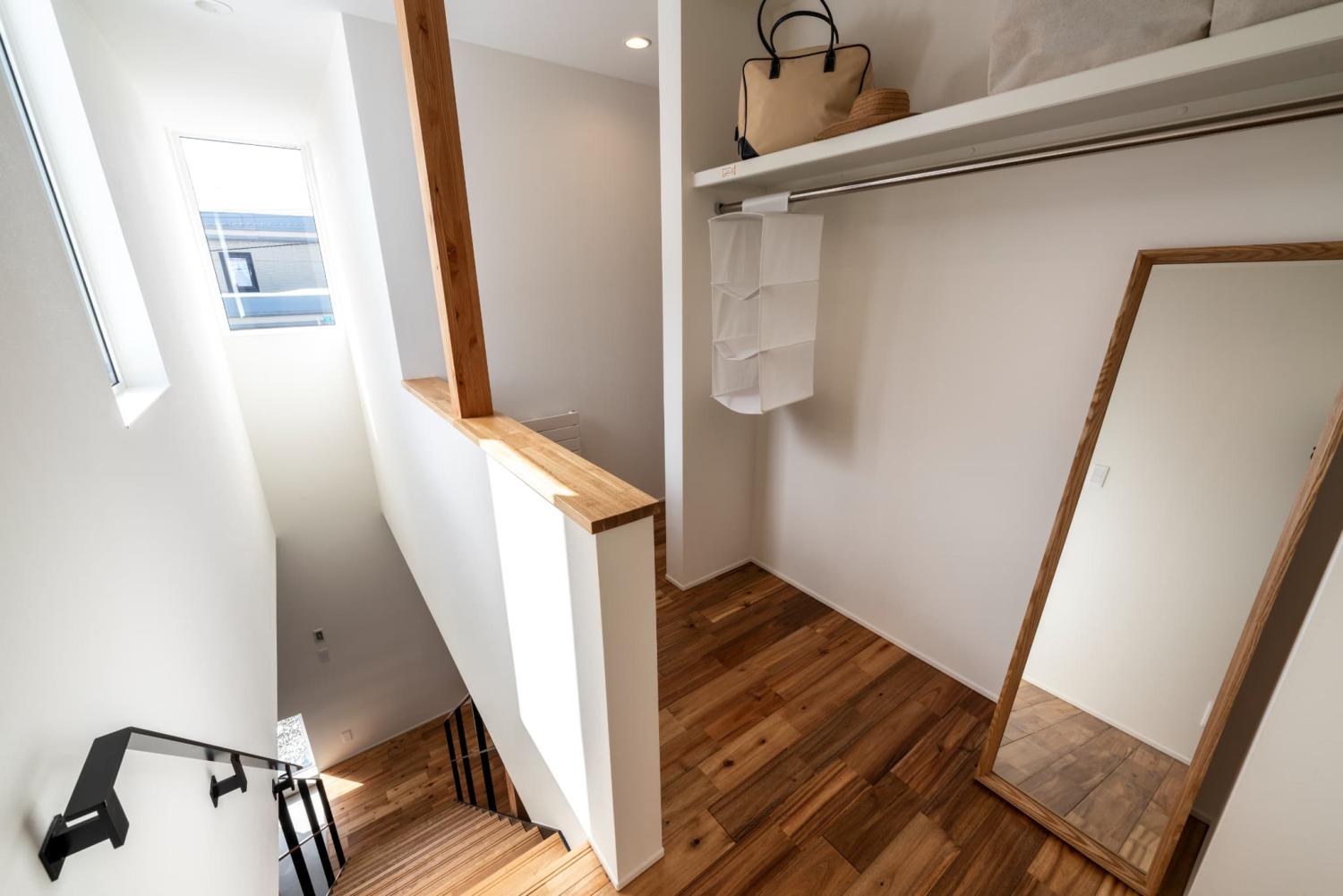 フルオープンで開放的なウォークインクローゼット