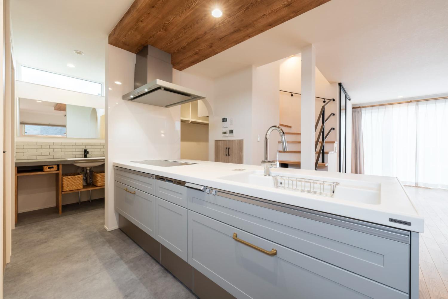 下がり天井を取り入れた対面キッチンレイアウト