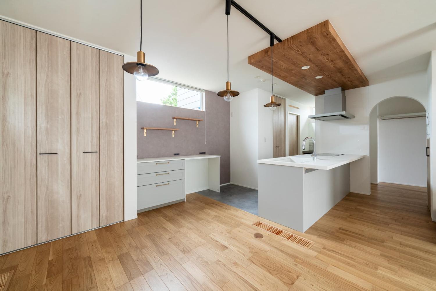 コンロ側が壁に接したペニンシュラ型の対面キッチンレイアウト