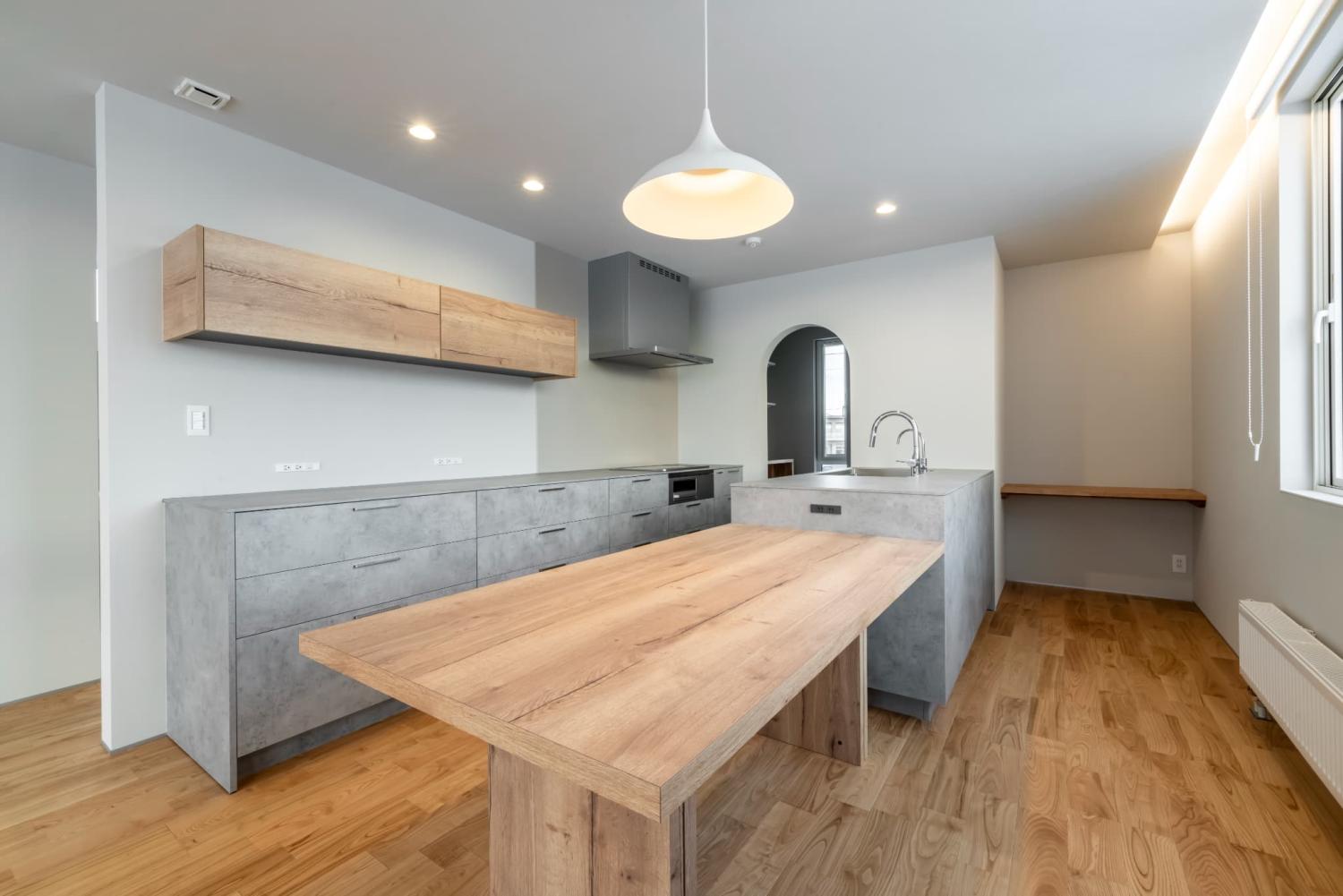 シンクのあるカウンターを対面型にし、コンロを壁側に配置したⅡ型レイアウトのキッチン