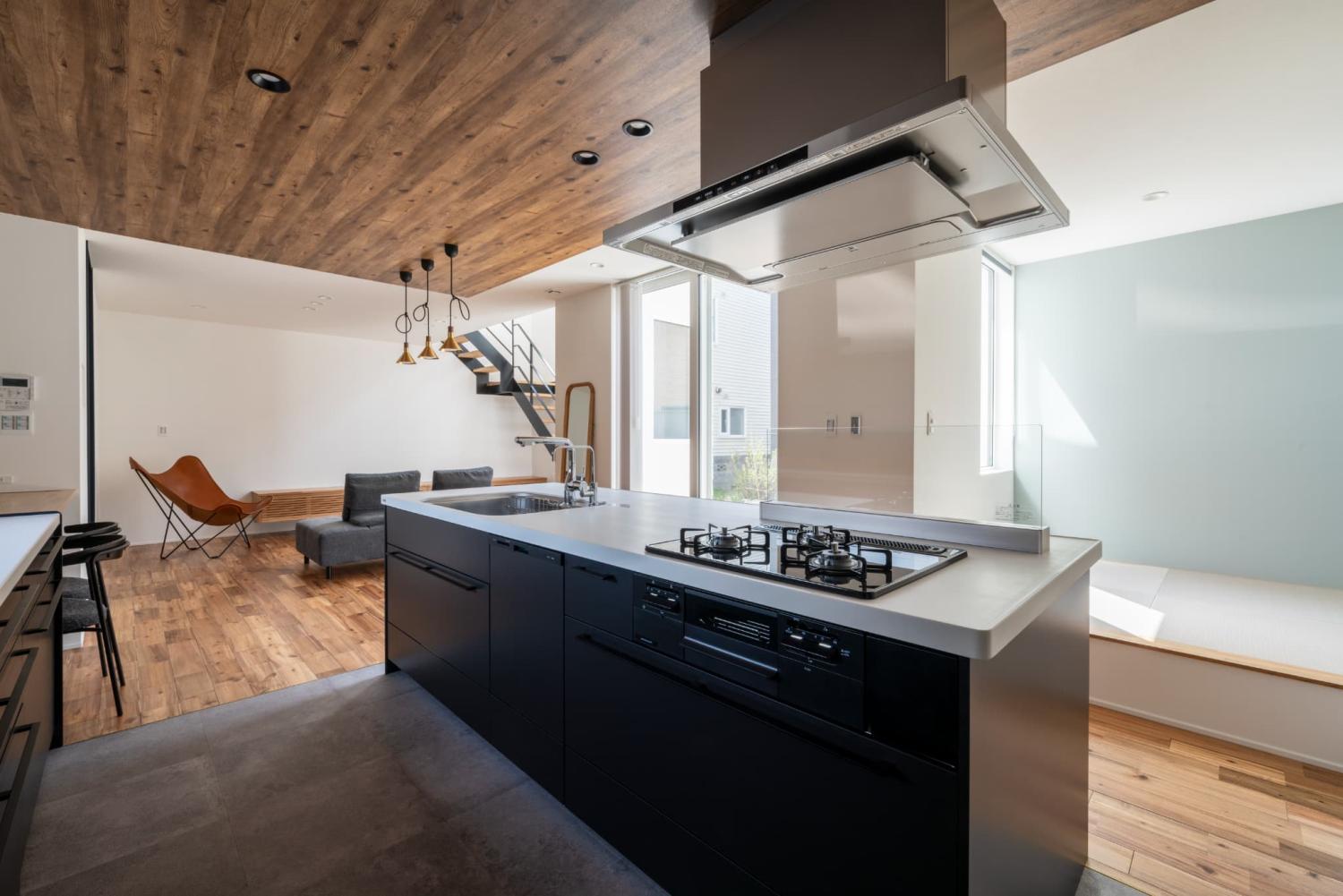 キッチンの正面に配置した小上がり和室