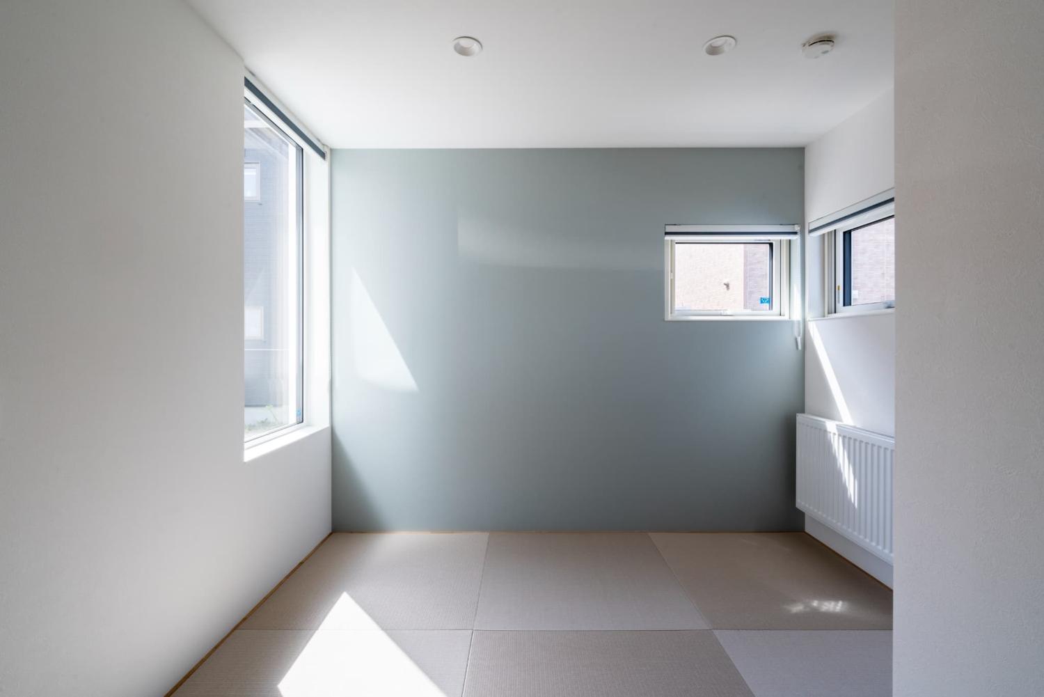 採光窓を設けた小上がり和室で、すっきりとした畳空間