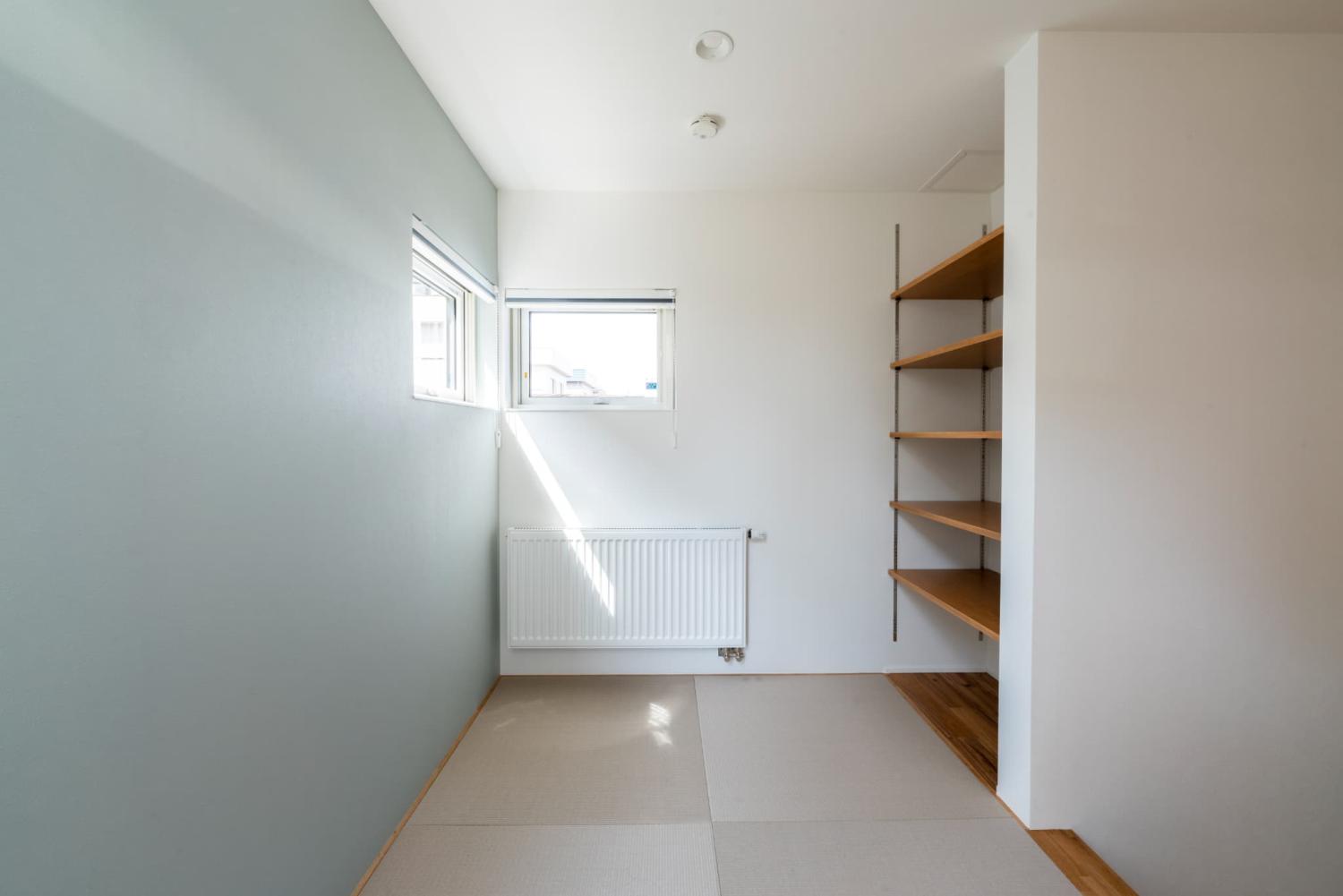 見えない位置に可動棚のオープン収納がある小上がり和室