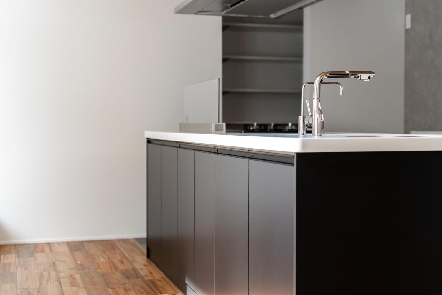 ブラックを取り入れたアイランド型のキッチンレイアウト