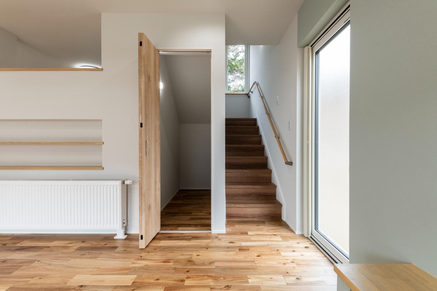 生活動線に組み込みやすい階段下のウォークインクローゼット