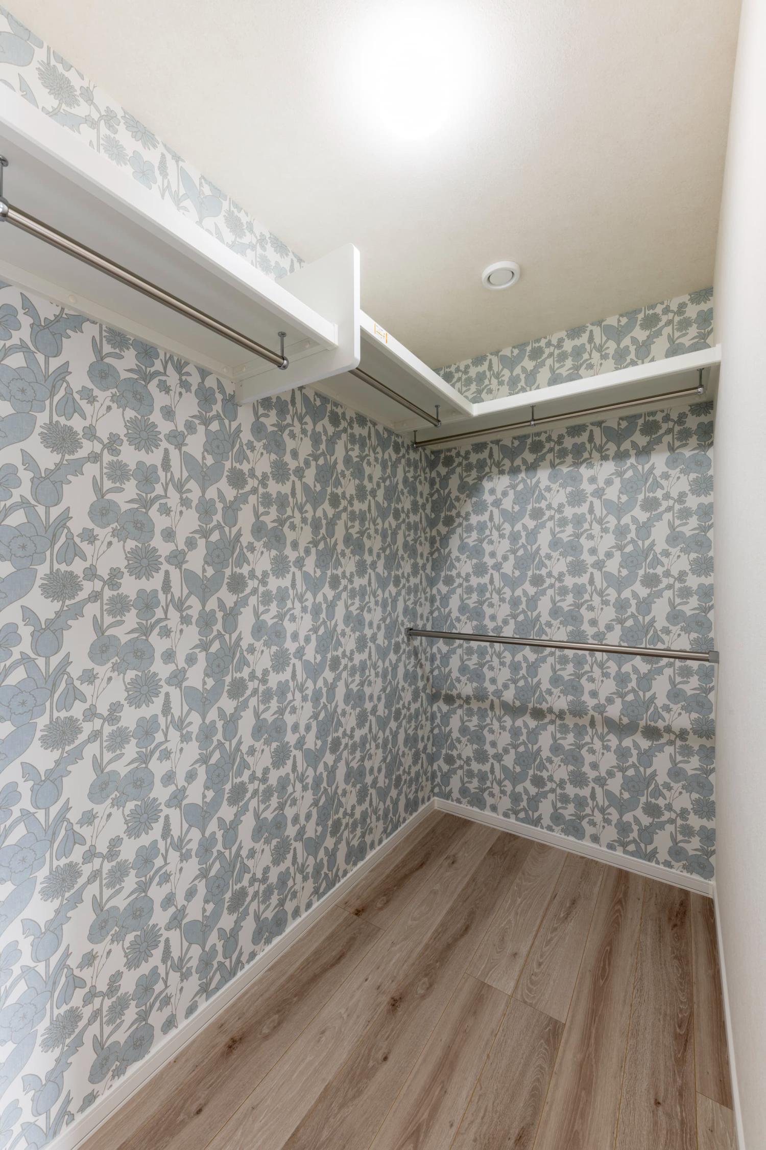 壁紙にもこだわったおしゃれなウォークインクローゼット